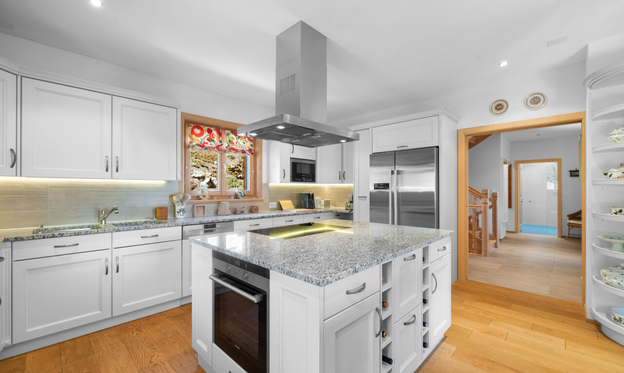 cuisine avec white cabinets, armoires blanches, light countertops, light floor, et stone countertops