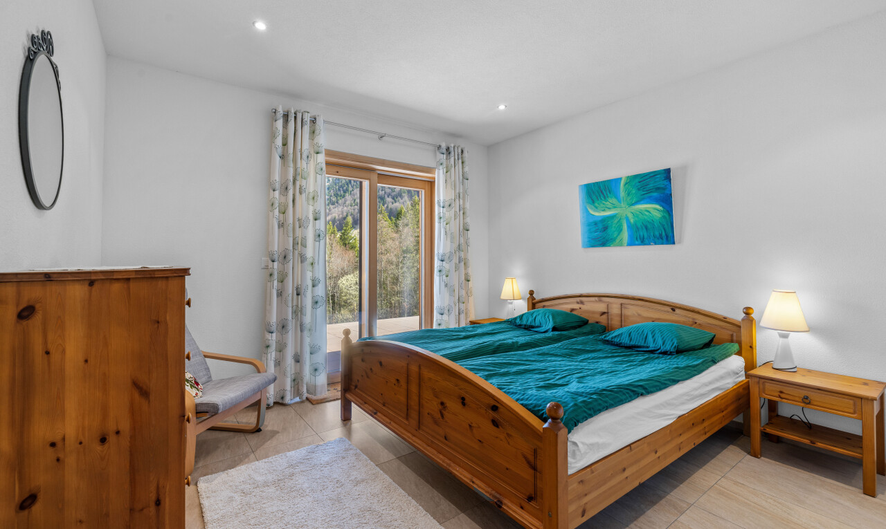 chambre avec cloison sèche, drywall, inside property, accès à l'extérieur, et lumière naturelle