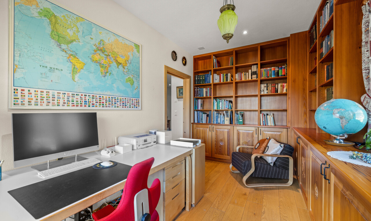 bureau avec télévision, espace bureau, wood finish floor, sol en finition bois, et light floor