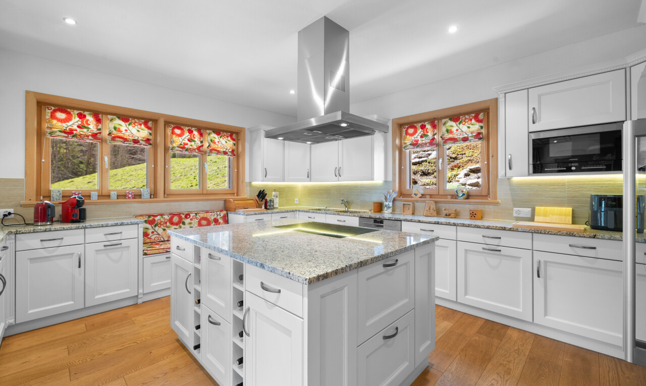 cuisine avec light countertops, armoires blanches, white cabinets, plans de travail en pierre, et stone countertops