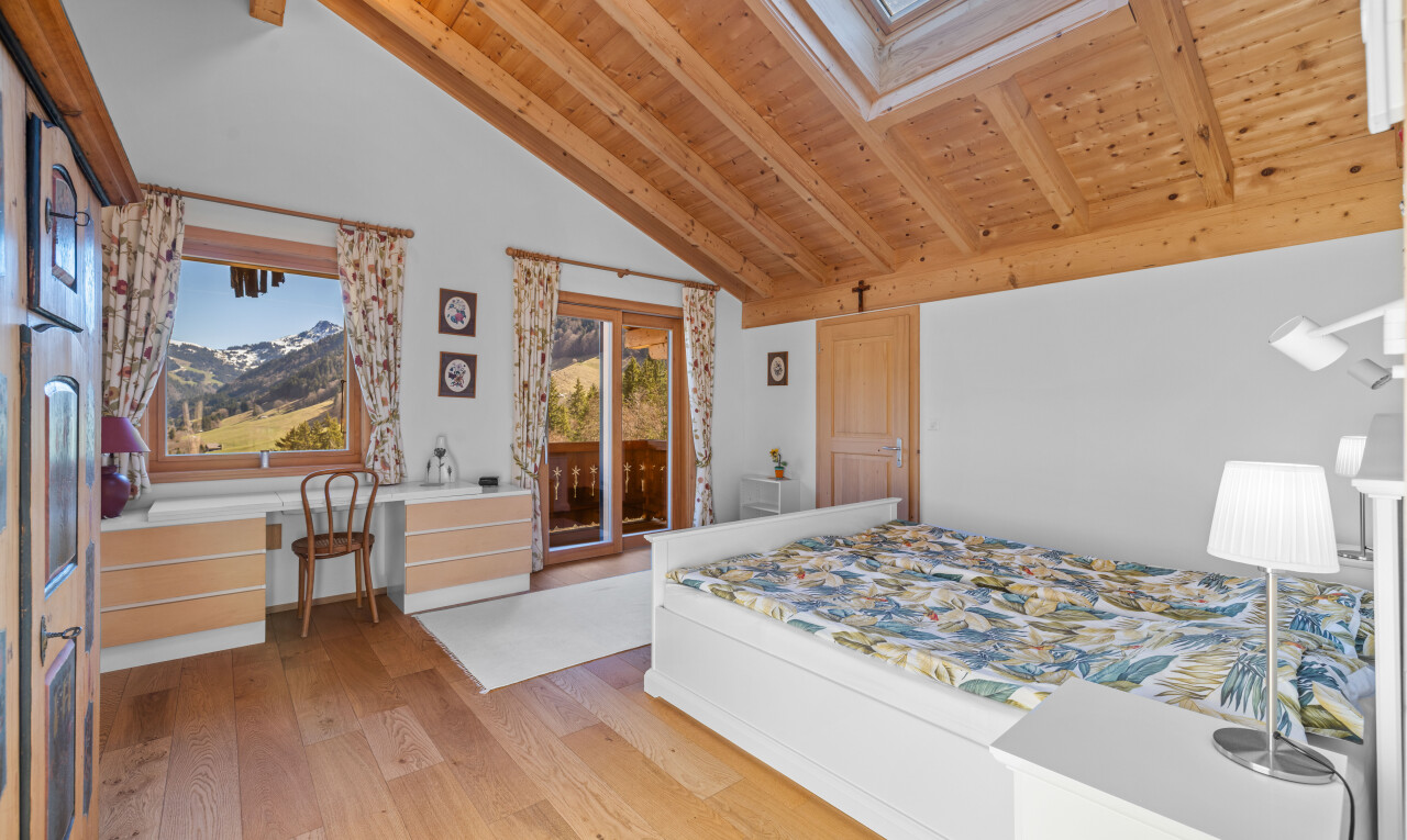 chambre avec plafond en bois, wood ceiling, plafond à poutres, beamed ceiling, et inside property