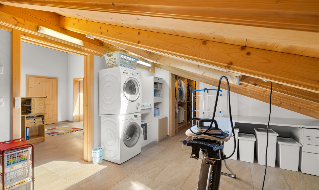 buanderie avec buanderie, lave-linge et sèche-linge superposés, inside property, cloison sèche, et drywall