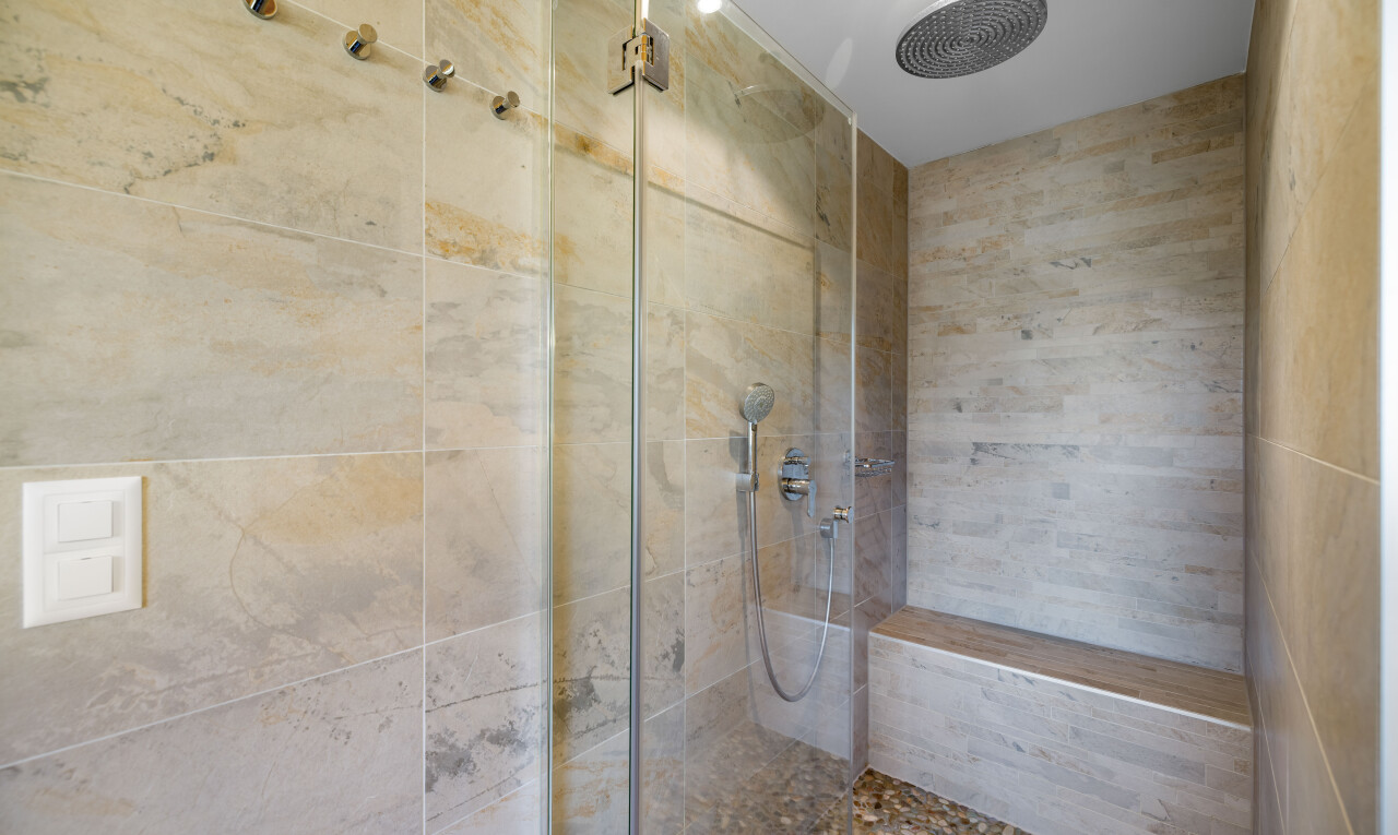 salle de bains avec douche, salle de bain complète, et inside property