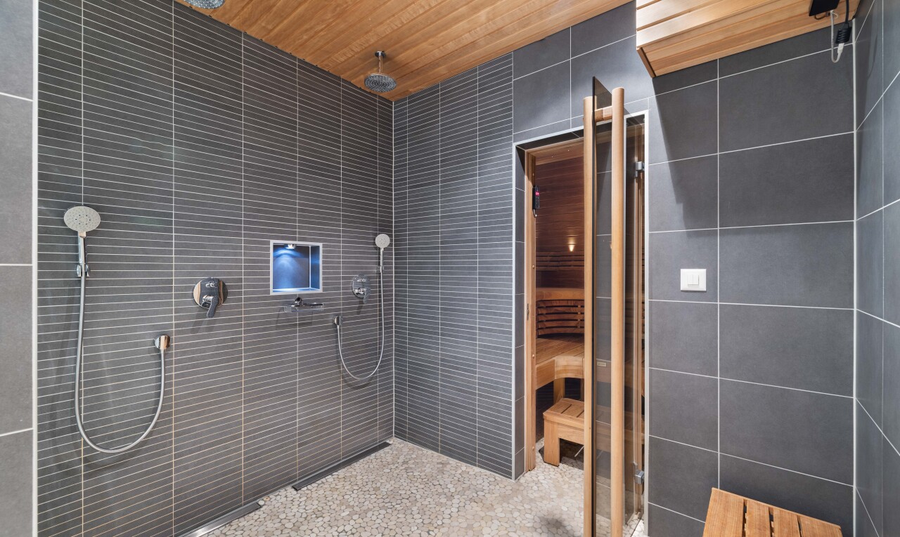 salle de bains avec station de lavage pour chiens, tile wall, salle de bain complète, wood ceiling, et douche