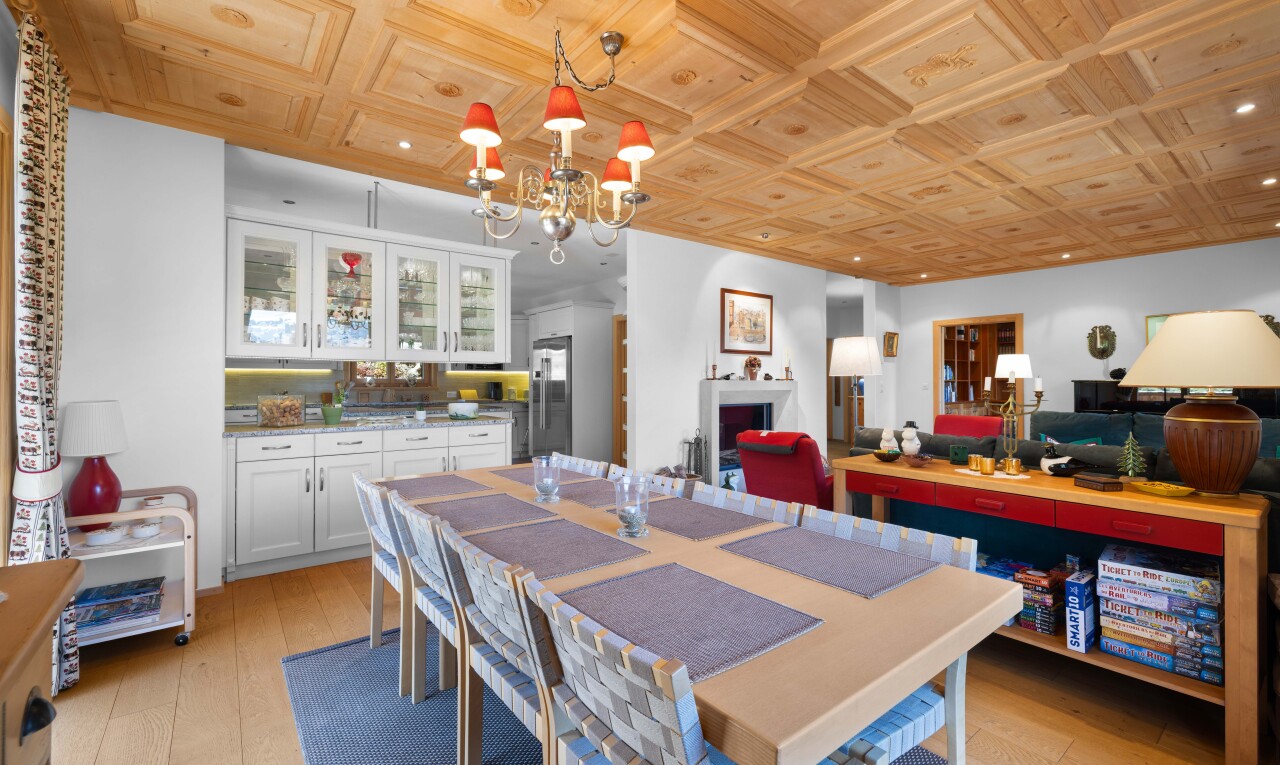 salle à manger avec sol en finition bois, wood finish floor, light floor, inside property, et cloison sèche