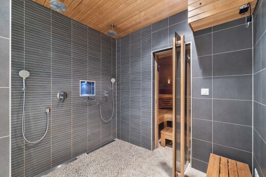 salle de bains avec station de lavage pour chiens, tile wall, salle de bain complète, wood ceiling, et douche