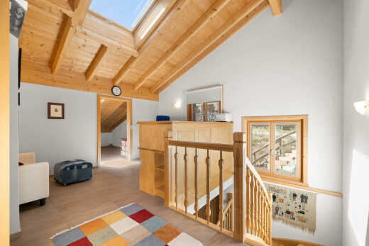 couloir avec plafond à poutres, beamed ceiling, palier à l'étage, plafond en bois, et wood ceiling