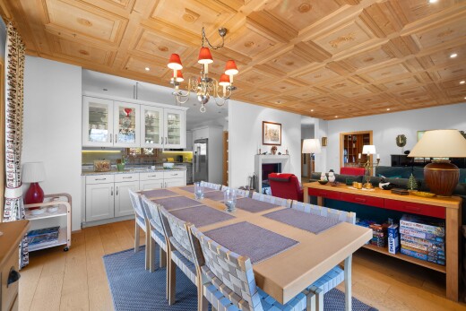 salle à manger avec sol en finition bois, wood finish floor, light floor, inside property, et cloison sèche