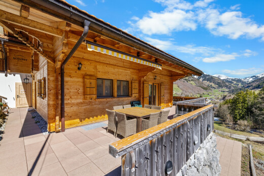 terrasse avec day time, vue sur la montagne, mountain view, coin repas extérieur, et property visible