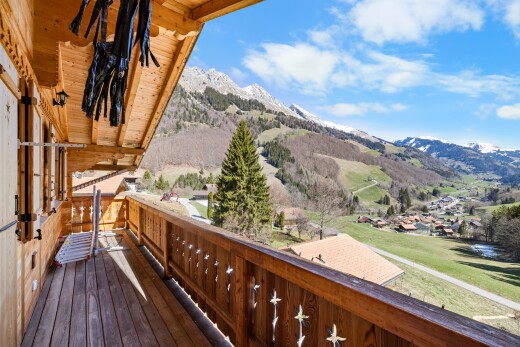 balcon avec from property, vue sur la montagne, mountain view, day time, et balcon
