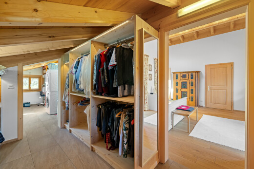 dressing avec lave-linge et sèche-linge superposés, light floor, vaulted ceiling, et plafond voûté