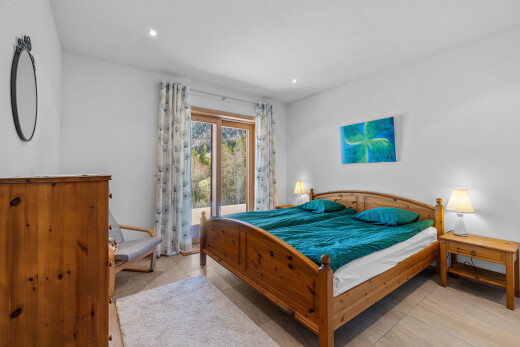 chambre avec cloison sèche, drywall, inside property, accès à l'extérieur, et lumière naturelle