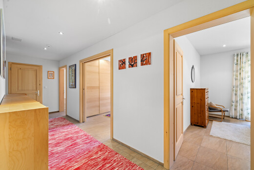 couloir avec inside property, drywall, cloison sèche, recessed lighting, et éclairage encastré