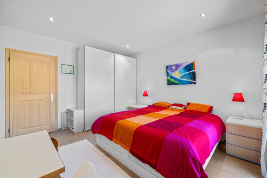 chambre avec cloison sèche, drywall, inside property, light floor, et sol en finition bois