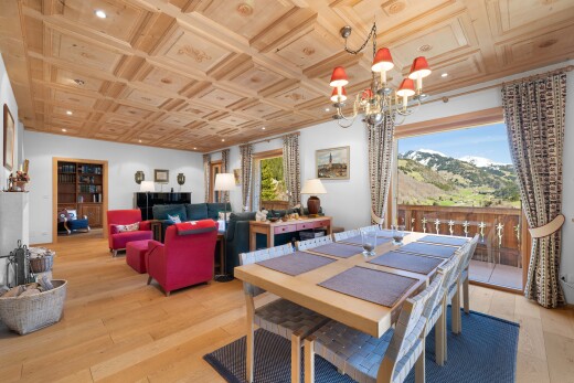salon / salle à manger avec day time, wood finish floor, sol en finition bois, inside property, et natural light