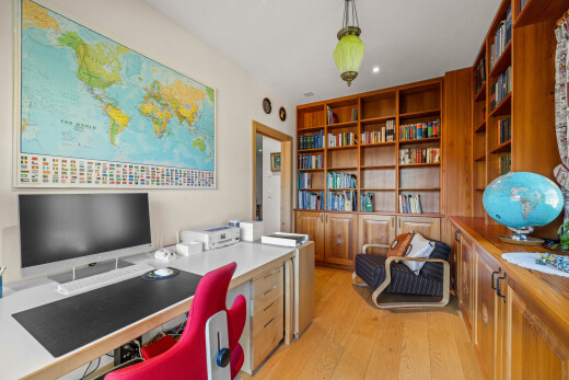 bureau avec télévision, espace bureau, wood finish floor, sol en finition bois, et light floor