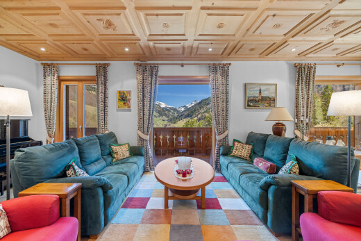 salon avec drywall, cloison sèche, inside property, day time, et mountain view
