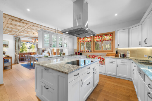 cuisine avec armoires blanches, white cabinets, plans de travail en pierre, stone countertops, et light countertops