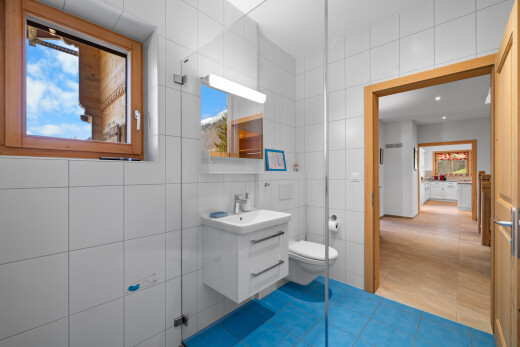 salle de bains avec tile wall, mur en carrelage, lavabo (ou coiffeuse selon le contexte), natural light, et lumière naturelle