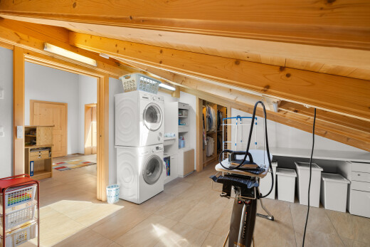 buanderie avec buanderie, lave-linge et sèche-linge superposés, inside property, cloison sèche, et drywall