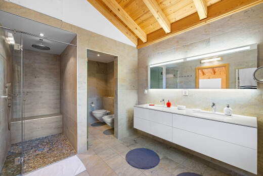 salle de bains avec double vasque, bidet, wood ceiling, plafond en bois, et vaulted ceiling