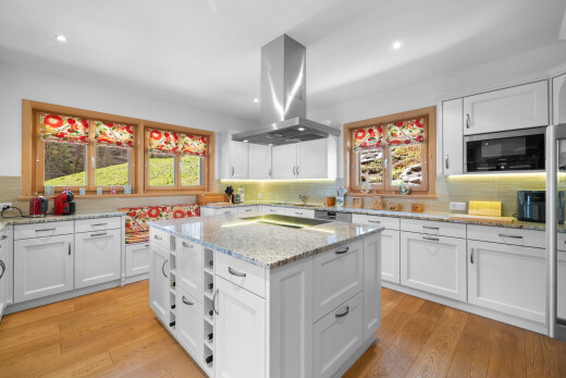 cuisine avec light countertops, armoires blanches, white cabinets, plans de travail en pierre, et stone countertops