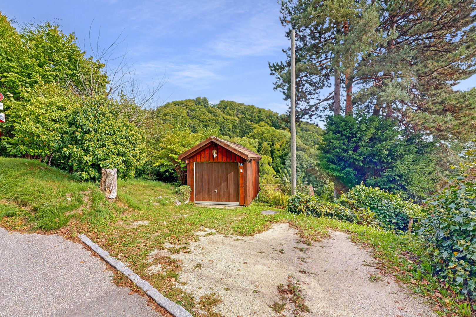 façade avec structure extérieure, day time, vue sur la forêt, forest view, et abri