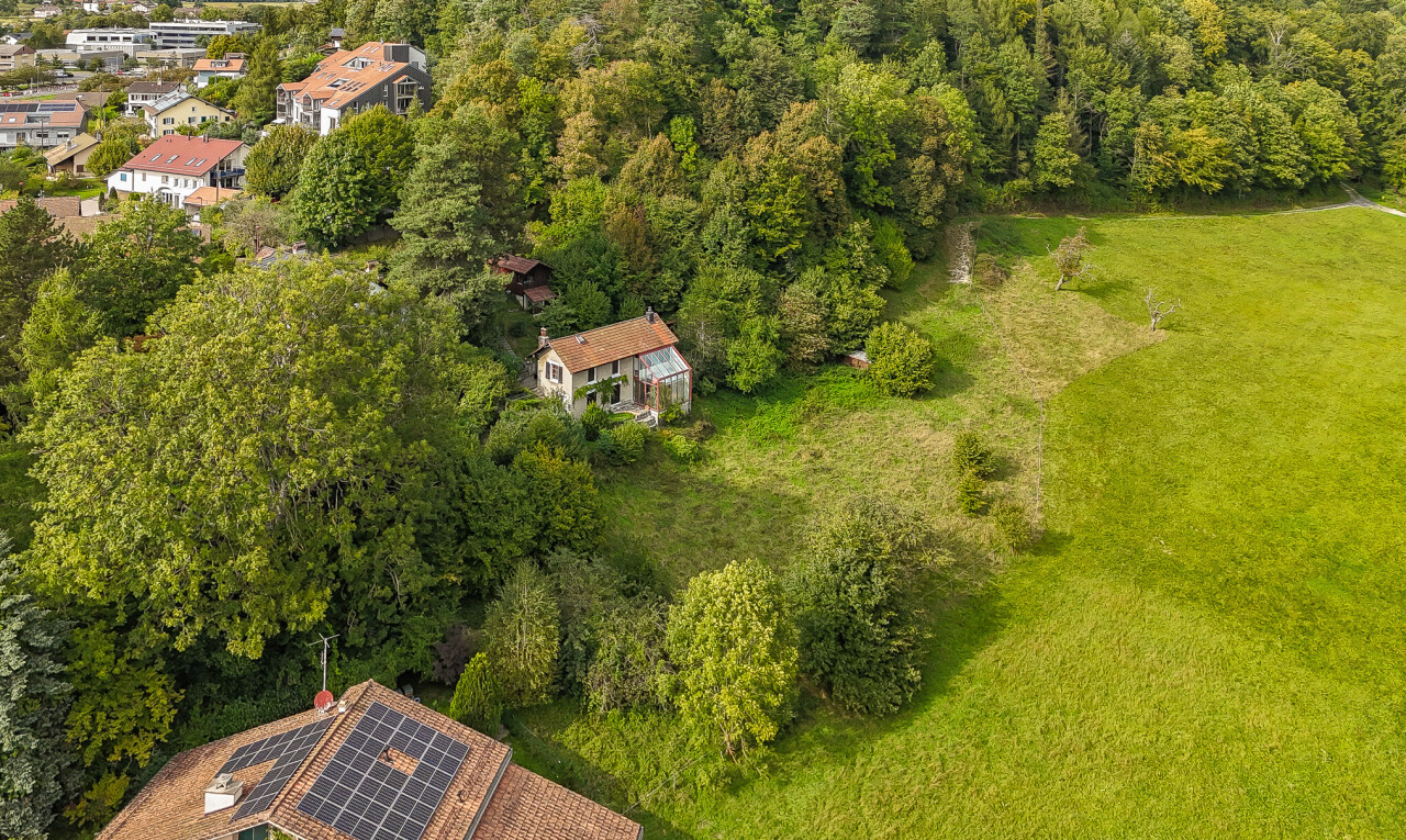 jardin avec pelouse, aerial view, et structure extérieure