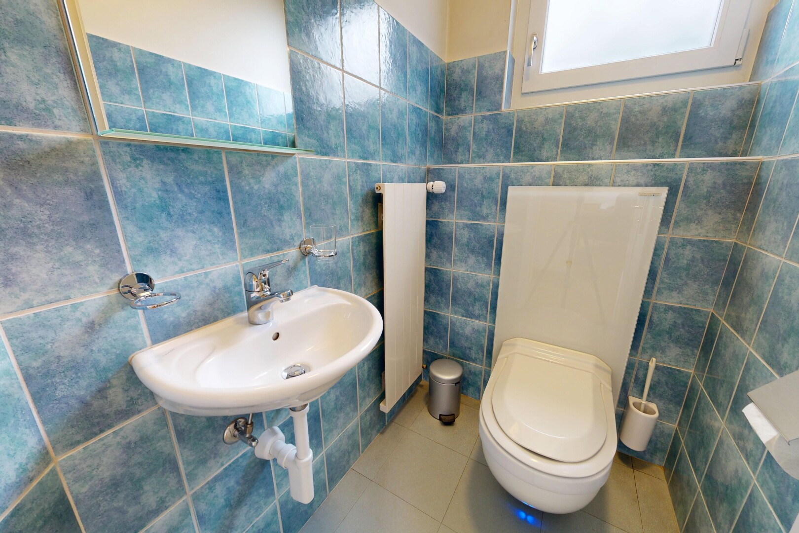 bad mit fliesenwand, tile wall, toilette, gäste-wc, und kühler