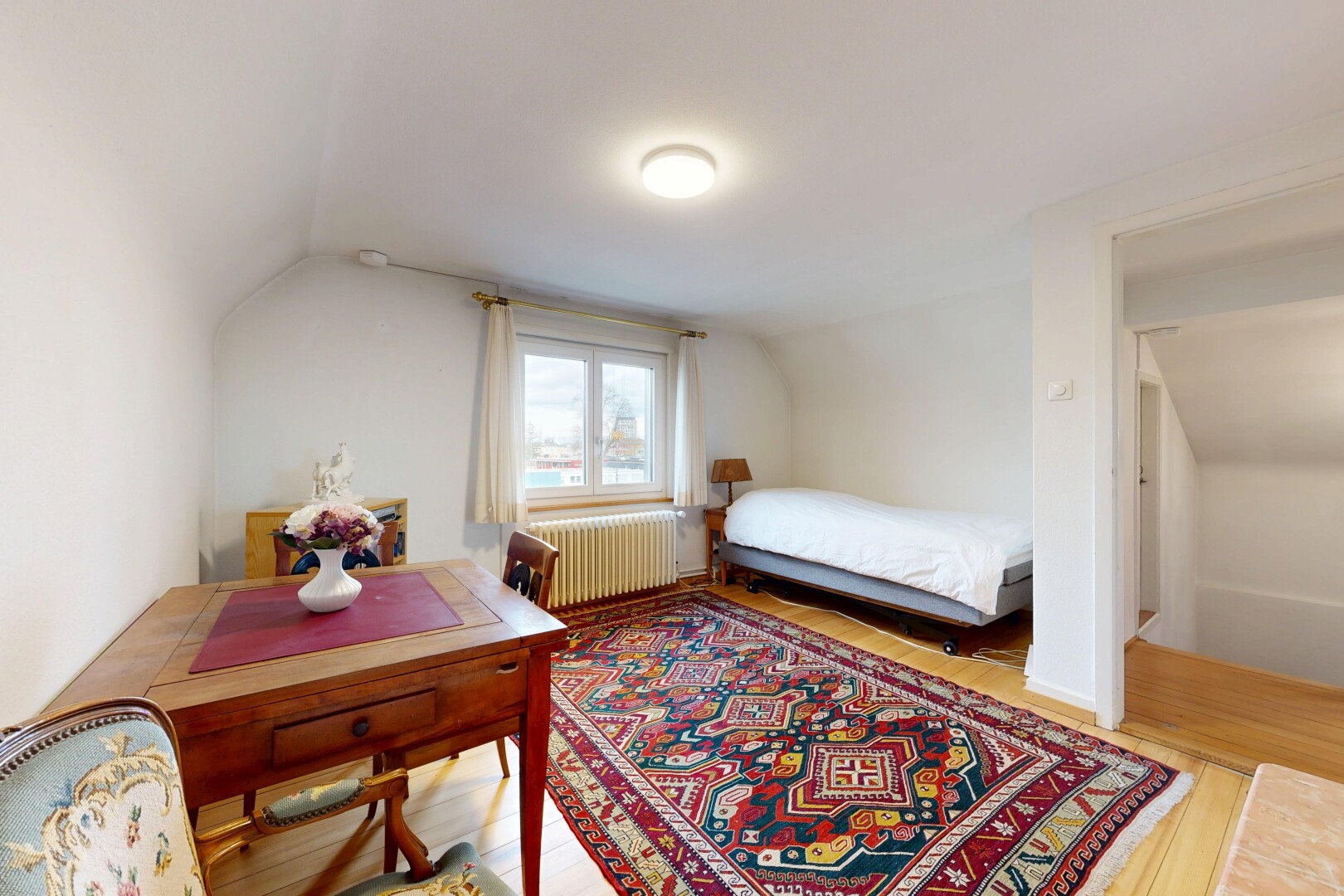 zimmer / schlafzimmer mit kühler, inside property, vaulted ceiling, dachschräge, und zusätzliches zimmer