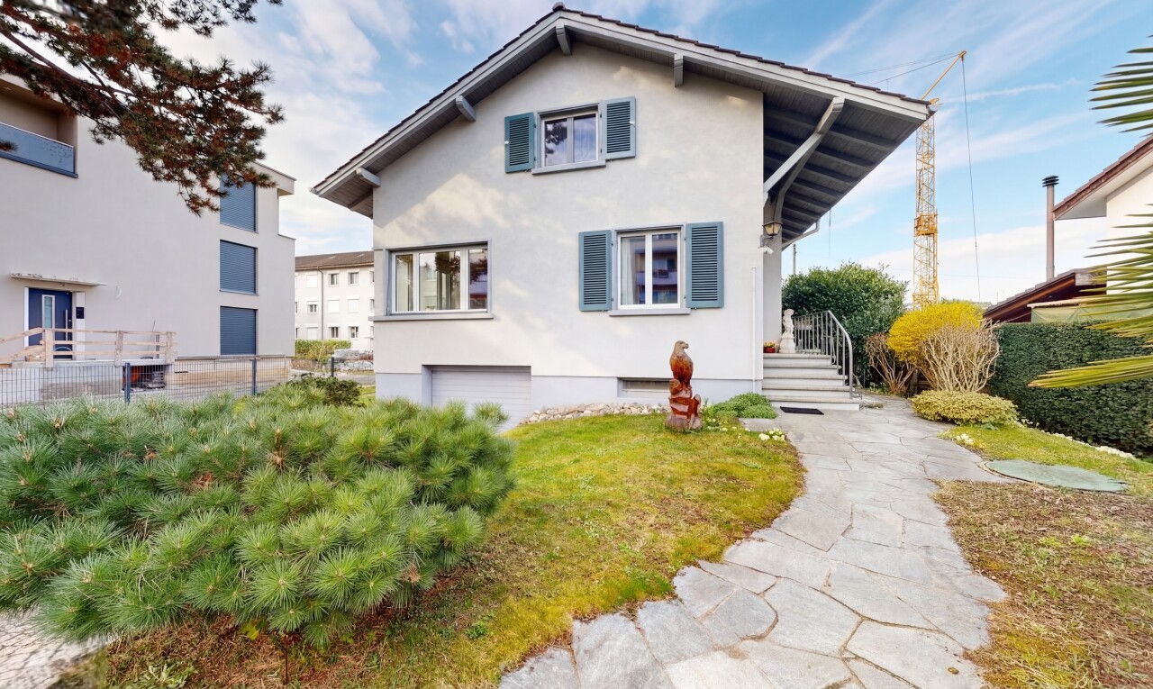 außenansicht mit stuckverkleidung, property visible, day time, und eingebaute garage