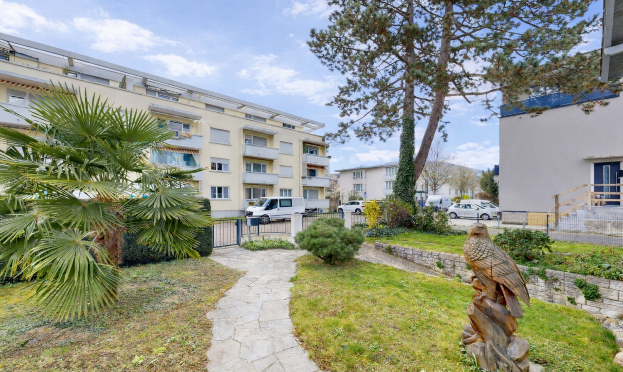außenansicht mit day time, zaun, from community, blick auf wohnanlage, und apartment complex view