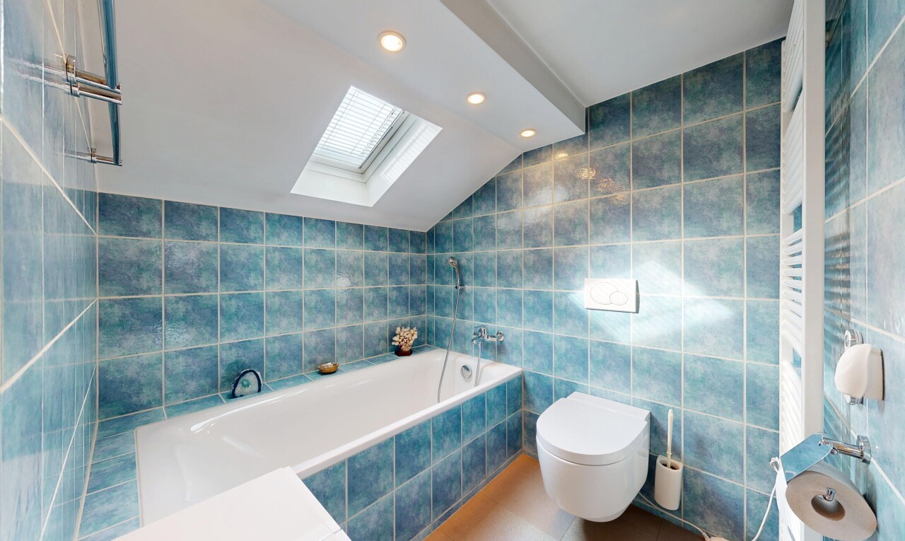 bad mit tile wall, fliesenwand, komplettes badezimmer, bad, und handtuchwärmer