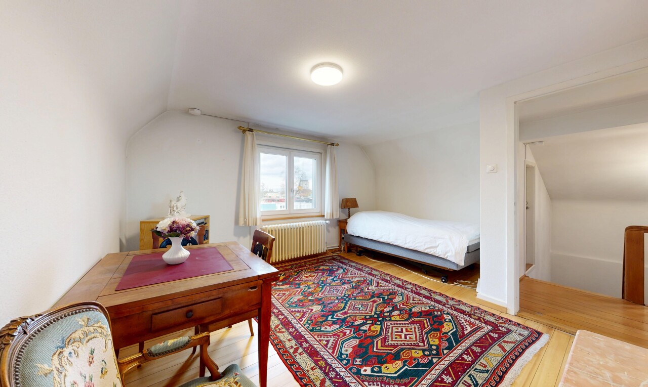 zimmer / schlafzimmer mit kühler, inside property, vaulted ceiling, dachschräge, und zusätzliches zimmer