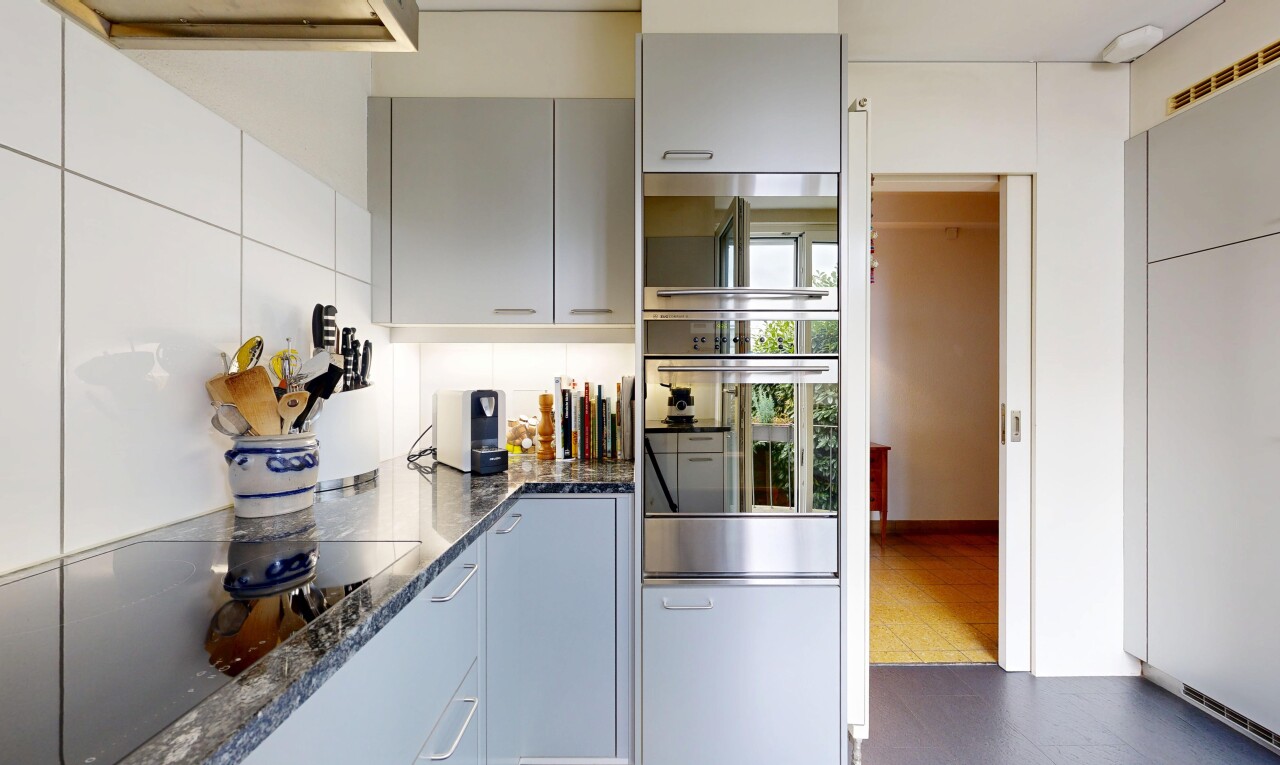 küche mit dark countertops, ofen, herd, gray cabinets, und graue schränke