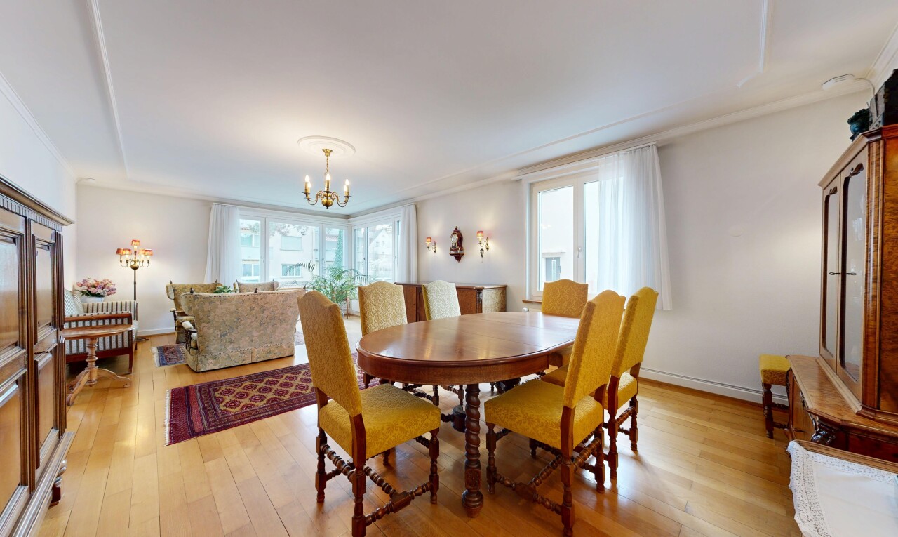 wohn- / esszimmer mit holzfußboden, wood finish floor, gipskartonwand, drywall, und bemerkenswerter kronleuchter