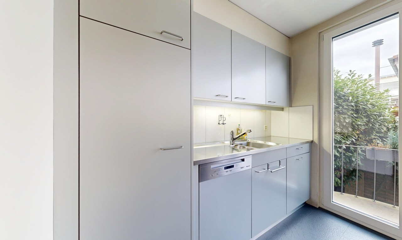 küche mit natürliches licht, natural light, arbeitsplatten, light countertops, und geschirrspülmaschine