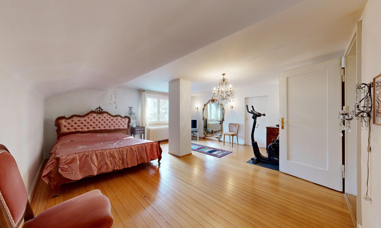 zimmer / schlafzimmer mit bemerkenswerter kronleuchter, inside property, wood finish floor, holzfußboden, und natural light