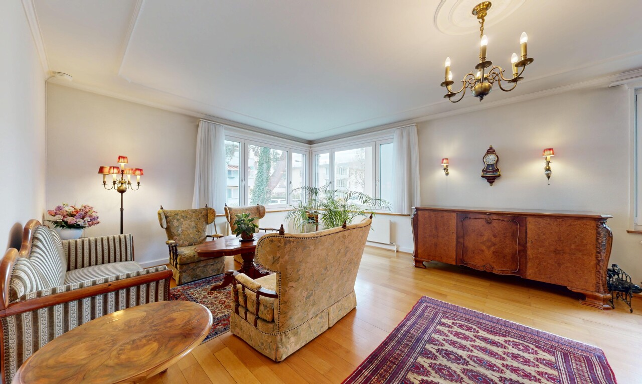 wohnzimmer mit bemerkenswerter kronleuchter, holzfußboden, wood finish floor, gipskartonwand, und drywall