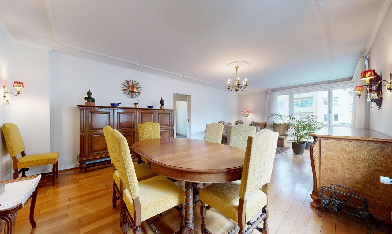 esszimmer mit bemerkenswerter kronleuchter, holzfußboden, wood finish floor, inside property, und natürliches licht