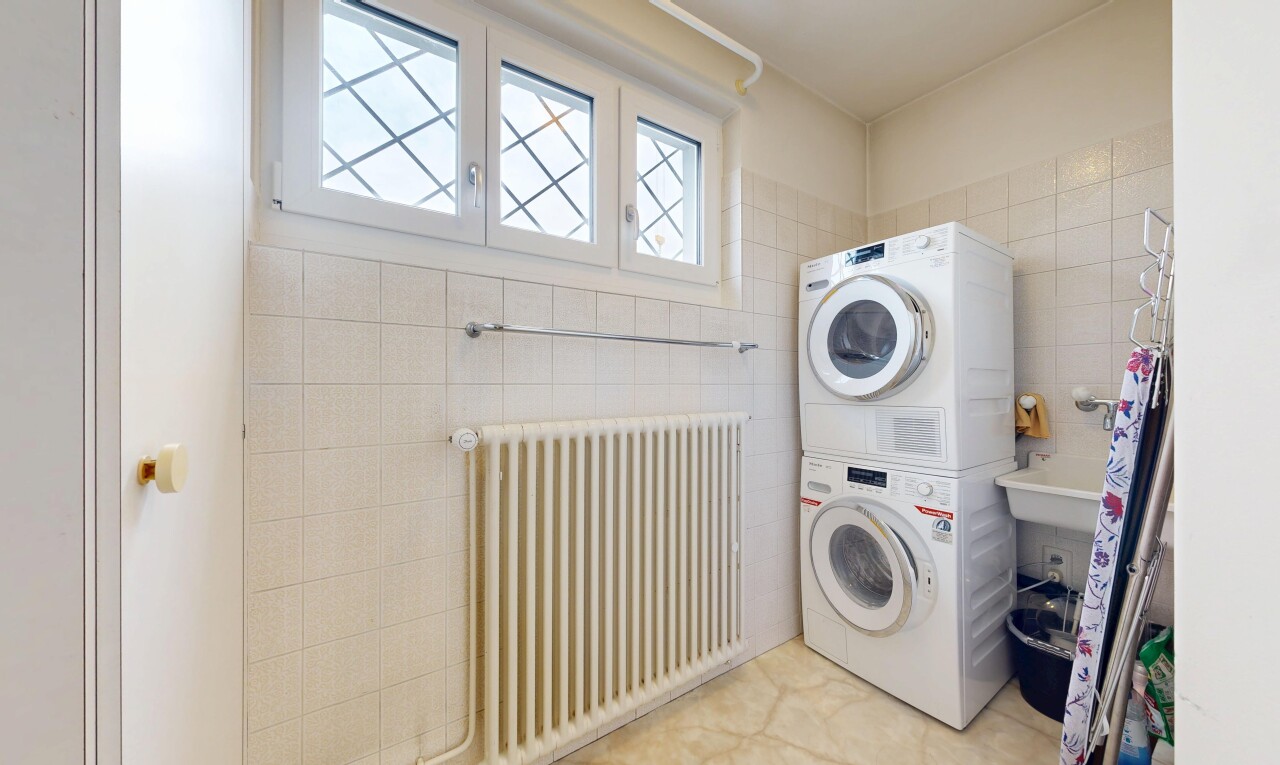 wäschekammer mit kühler, waschturm, inside property, tile wall, und fliesenwand