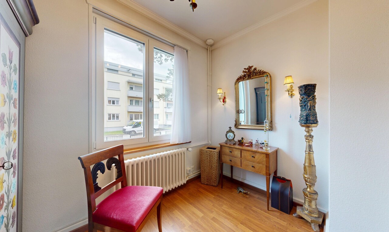 zimmer / schlafzimmer mit kühler, kronenstuck, crown molding, holzfußboden, und wood finish floor
