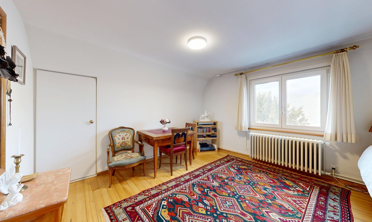 büro mit kühler, wood finish floor, holzfußboden, natural light, und natürliches licht