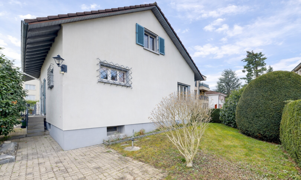 außenansicht mit betonfundament, stuckverkleidung, day time, property visible, und rasen