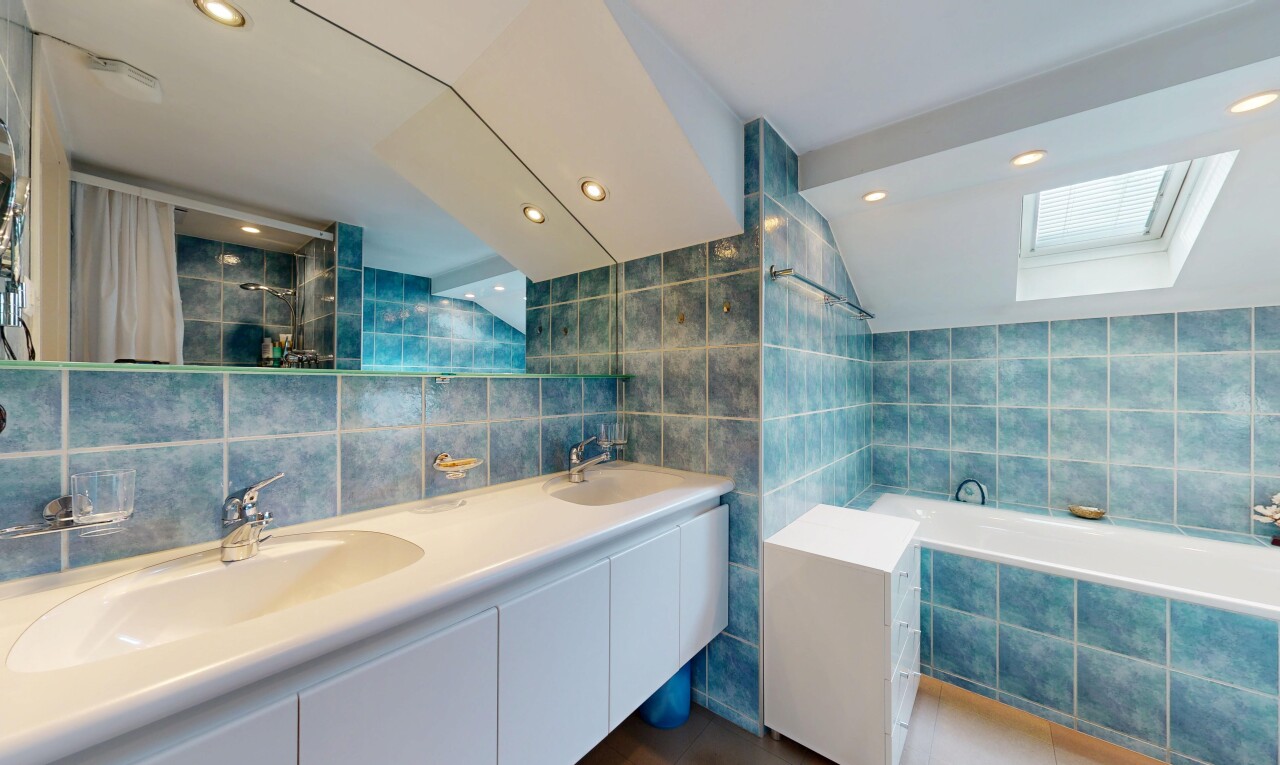 bad mit fliesenwand, tile wall, doppelwaschtisch, komplettes badezimmer, und inside property