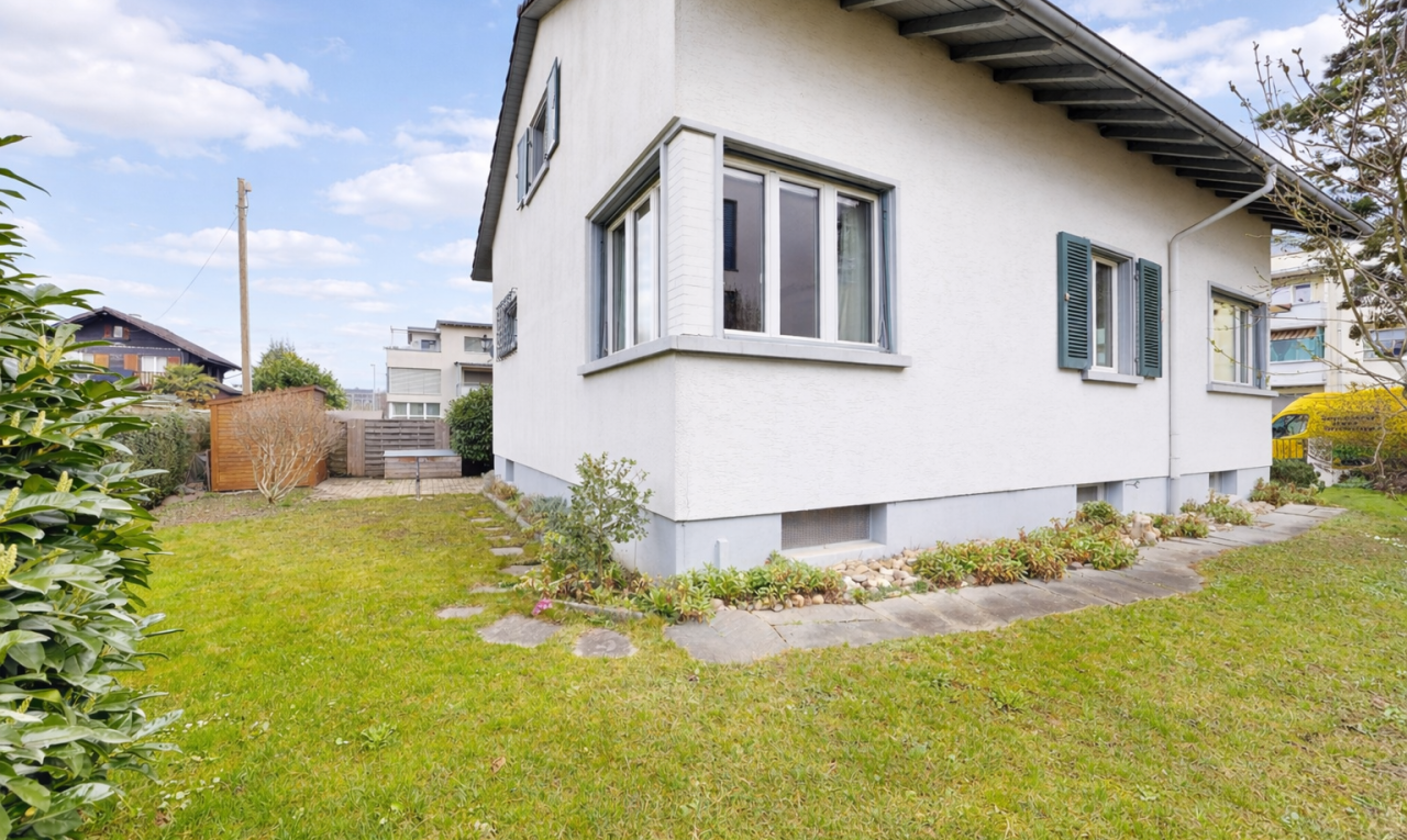 außenansicht mit betonfundament, property visible, zaun, day time, und rasen