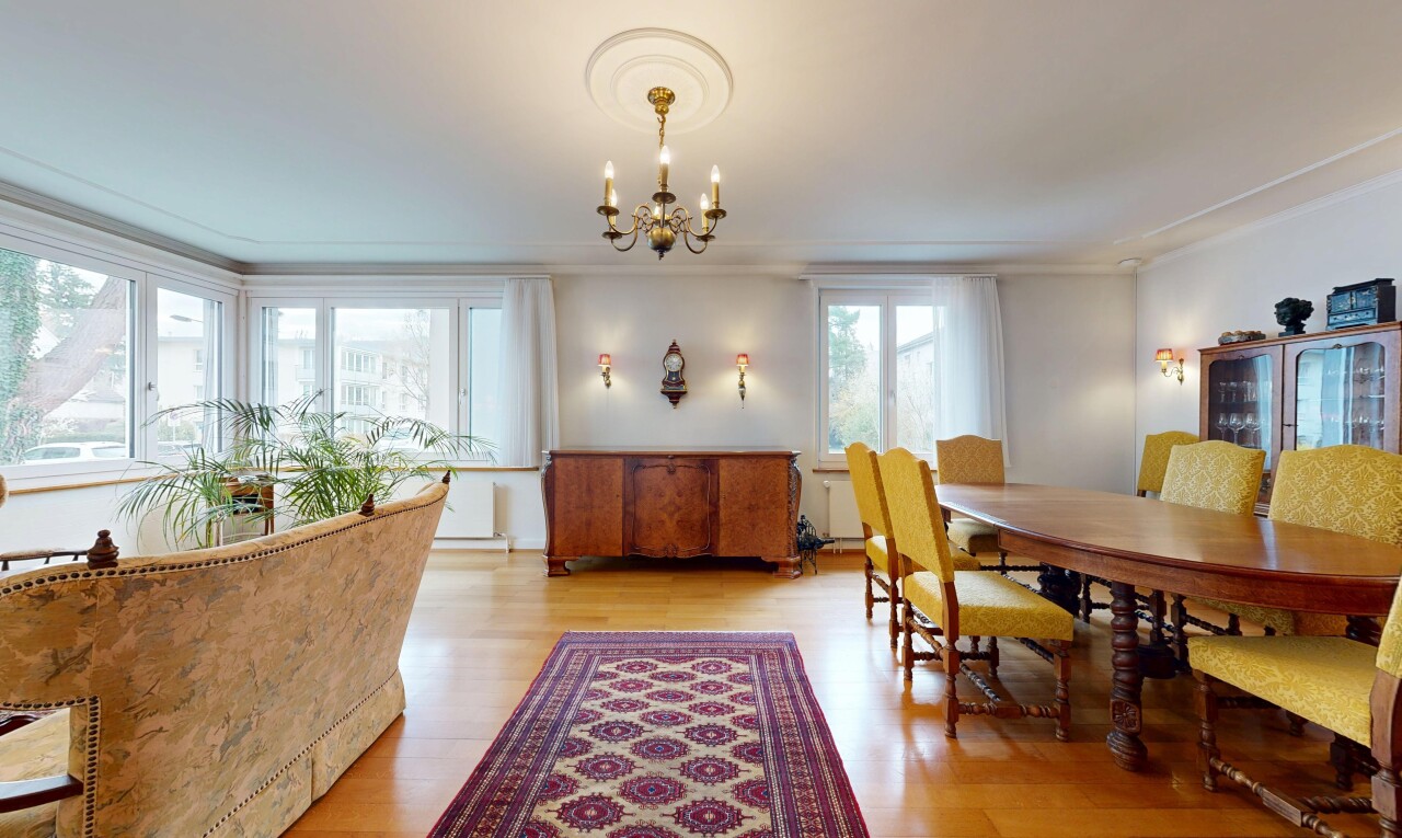 esszimmer mit wood finish floor, holzfußboden, drywall, gipskartonwand, und inside property