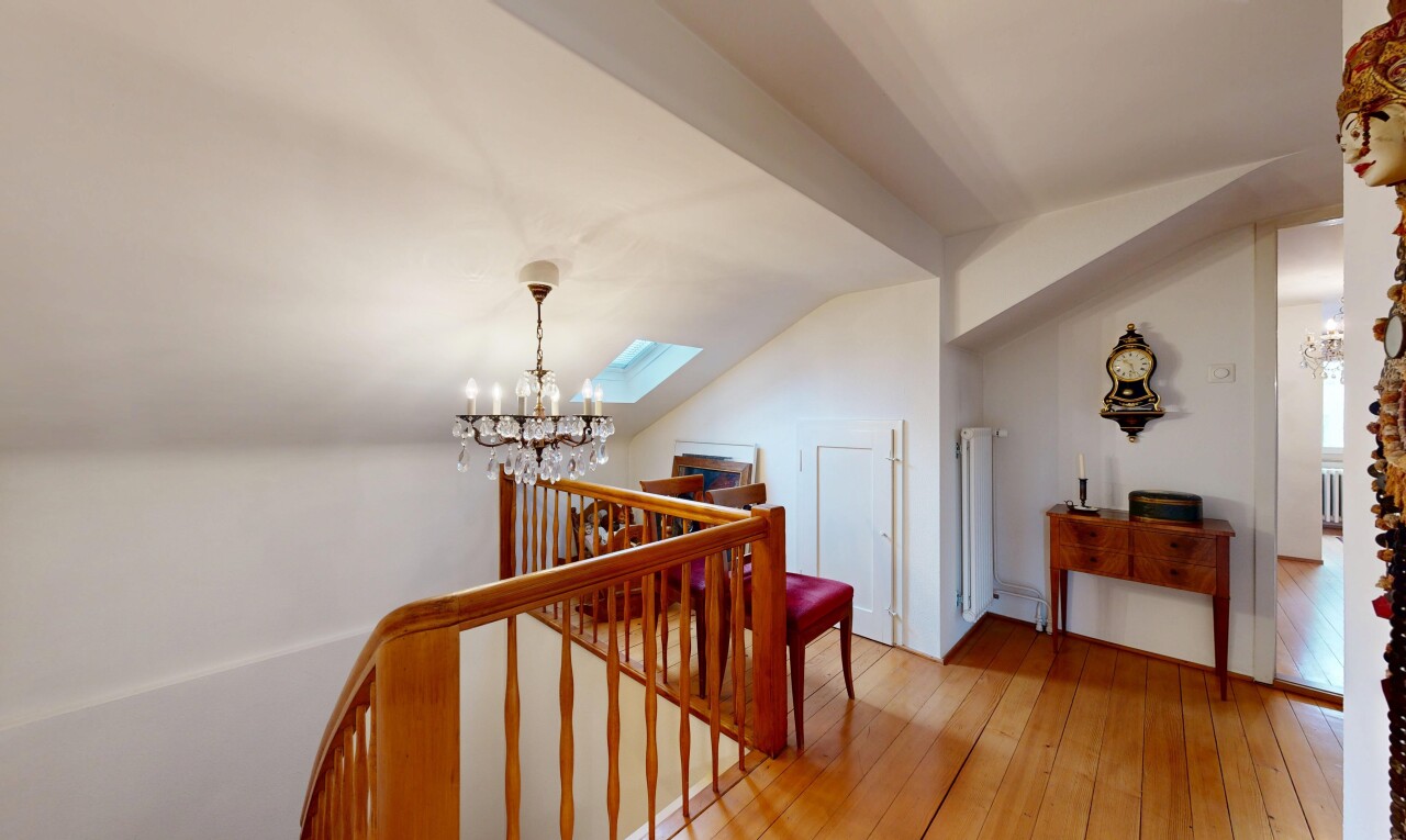 treppe mit bemerkenswerter kronleuchter, holzfußboden, wood finish floor, gipskartonwand, und drywall