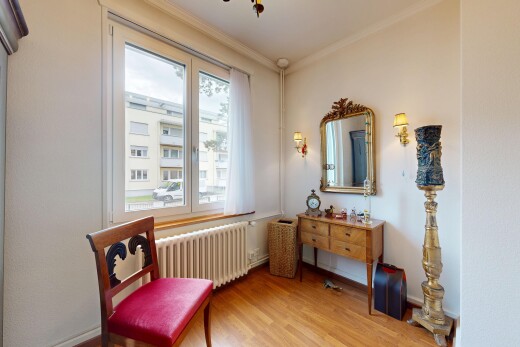 chambre avec radiateur, moulures, crown molding, sol en finition bois, et wood finish floor