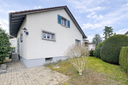 außenansicht mit betonfundament, stuckverkleidung, day time, property visible, und rasen